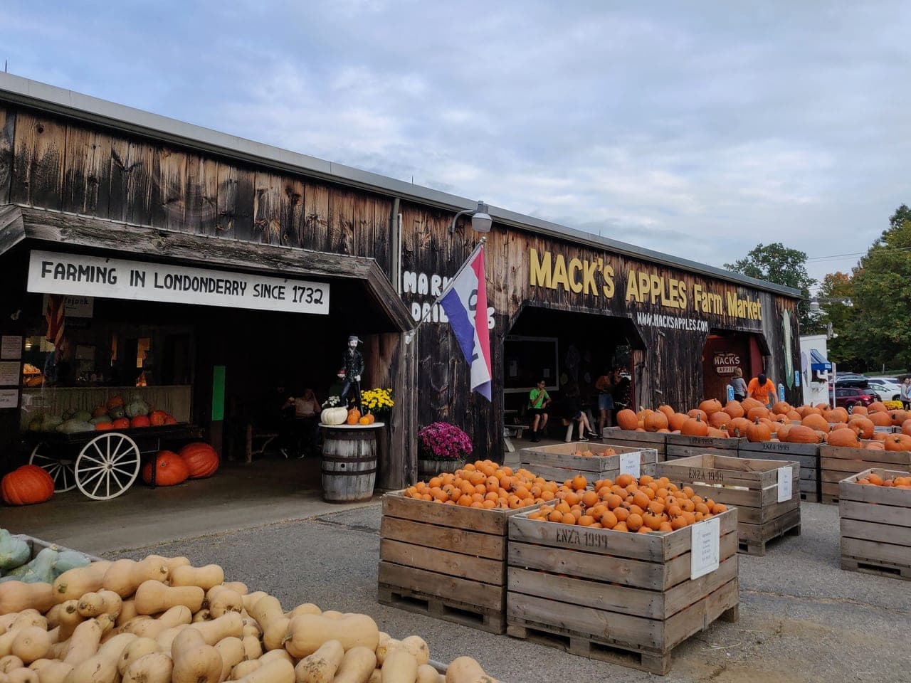 Mack's Apples farm market October